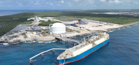 Técnicos Completan llenado de tanque gas natural en Boca Chica