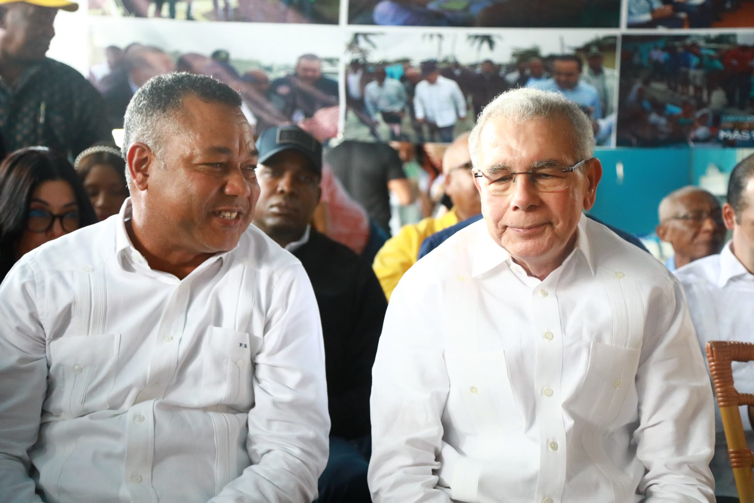 Danilo Medina gira visita a candidatos del PLD y pescadores de Boca Chica.