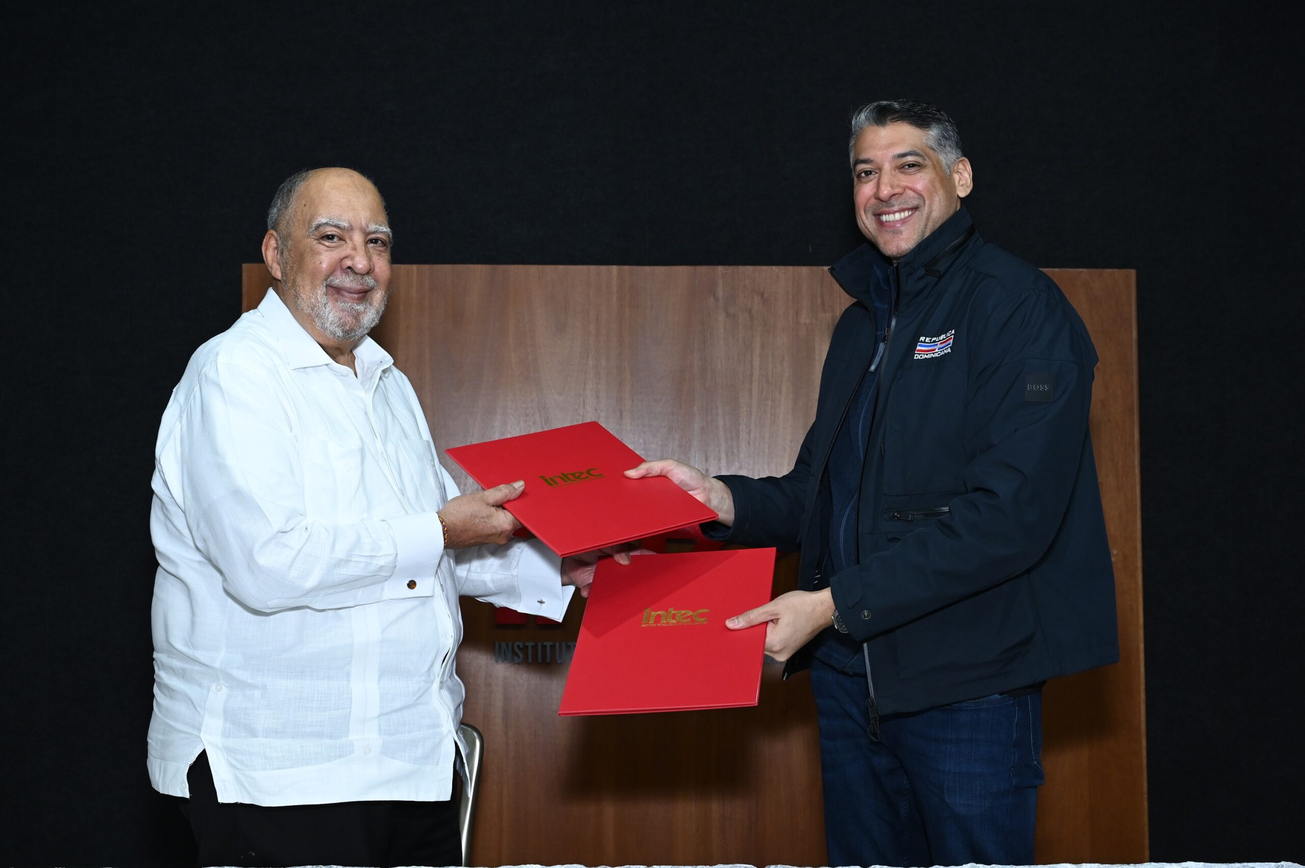 Arajet e INTEC firman convenio de prácticas profesionales