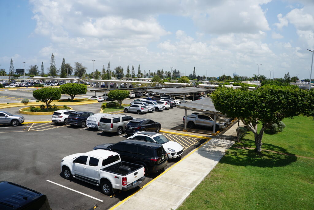 Aqui se muestra el actual parqueo del Aeropuerto Internacional de Las Americas doctor Jose Francisco Peña Gomez.