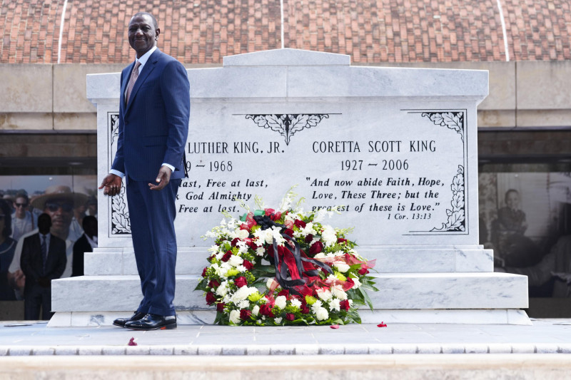 El presidente de Kenia, William Ruto, hace una pausa después de depositar una corona de flores en las tumbas de Martin Luther King Jr. y Corett Scott King, durante una visita al King Center, el lunes 20 de mayo de 2024, en Atlanta.AP