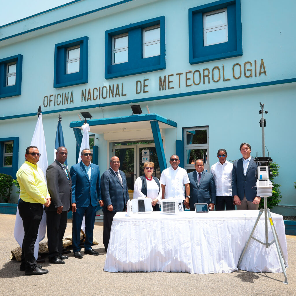 Personal de La Oficina Nacional de Meteorologia, Onamet y El Departamento Aeroportuario, en la donacion de equipos