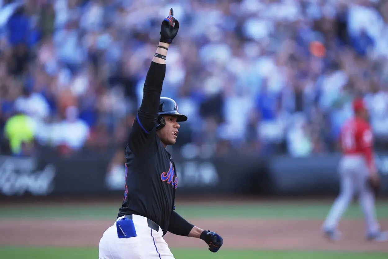 Juan Soto, de los Mets de Nueva York, hace un gesto mientras recorre las bases tras conectar un jonrón durante la primera entrada de un partido de béisbol contra los Rojos de Cincinnati, el viernes 18 de julio de 2025, en Nueva York. (Foto AP/Frank Franklin II)