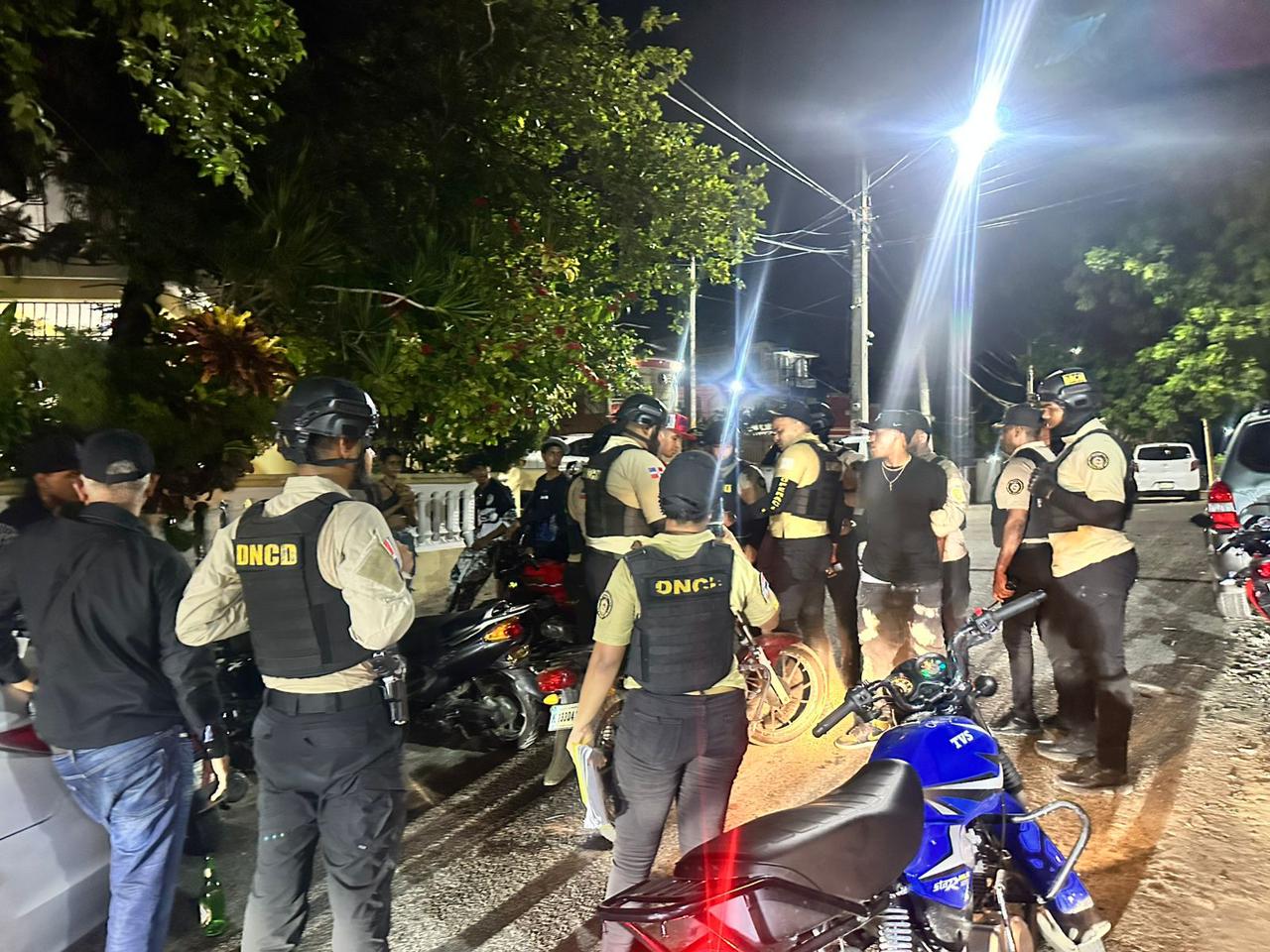 DNCD ocupa armas de fuego y más de dos mil gramos en intervención del microtráfico