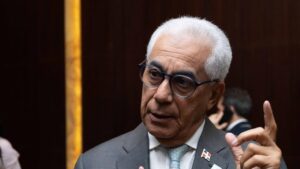 A casi una semana del apagón general que afectó por varias horas al país, el presidente Luis Abinader destituyó hoy al administrador de la Empresa de Transmisión Eléctrica Dominicana (ETED), Martín Robles.