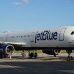 Avion de JetBlue en la rampa del AILA, momentos despues de su arribo
