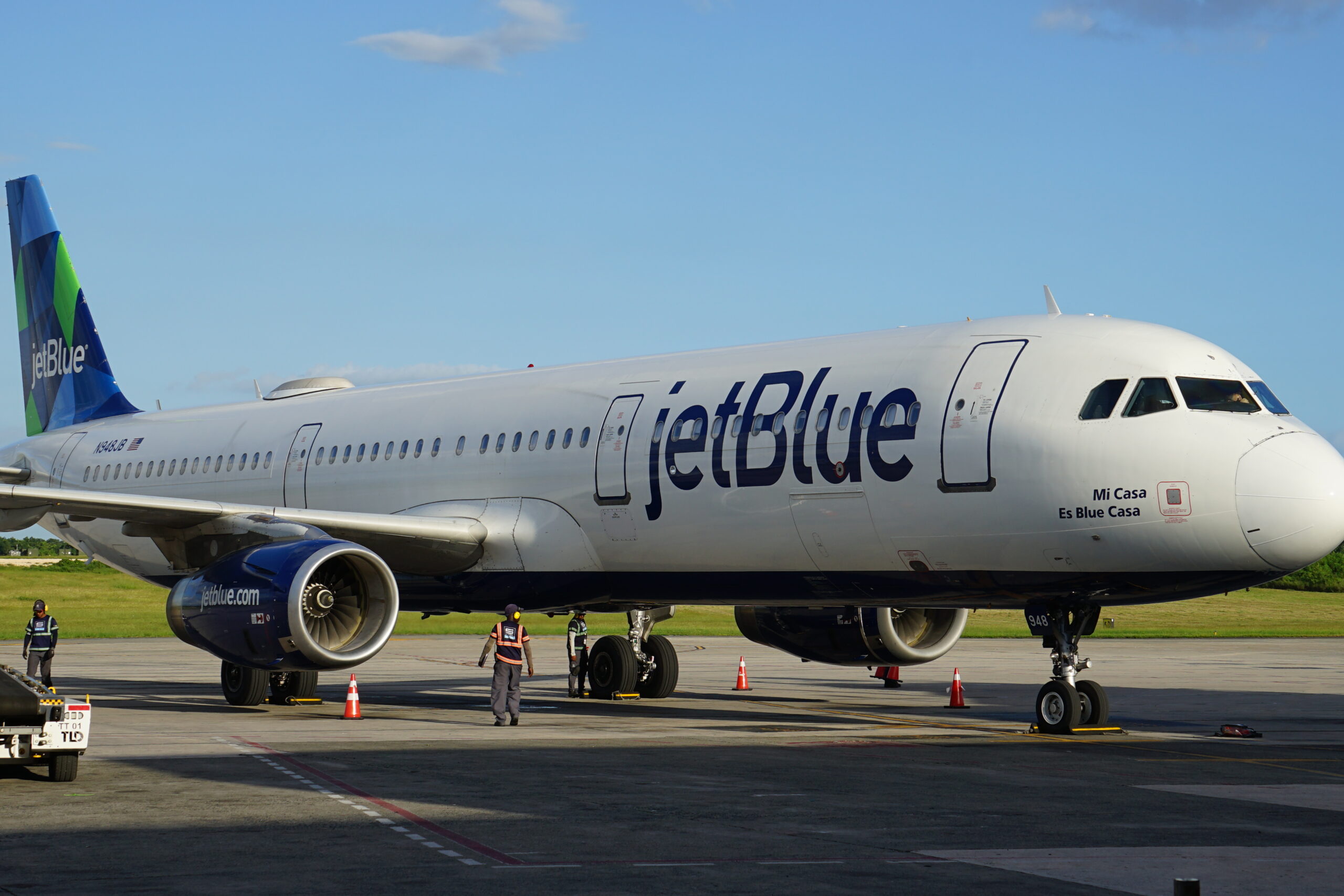 Avion de JetBlue en la rampa del AILA, momentos despues de su arribo