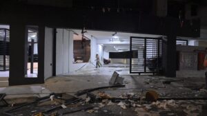 Una unidad el Cuerpo de Bomberos frente a la torre Intempo. (DIARIO LIBRE/FÉLIX LEÓN)