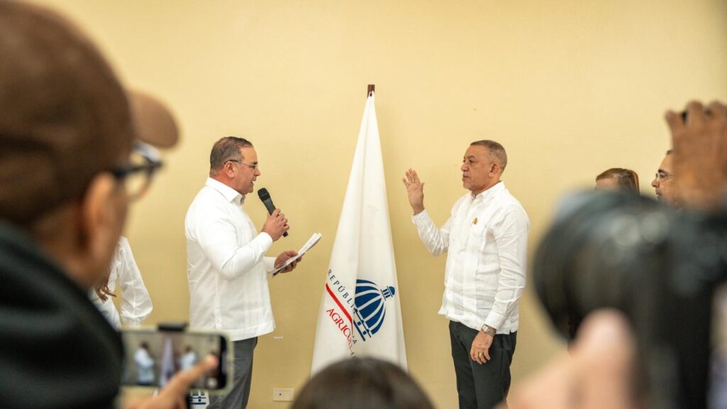 Espaillat ofreció estas declaraciones al encabezar, junto al ministro Administrativo de la Presidencia, Andrés Bautista, el acto de juramentación de los nuevos coordinadores regionales del Ministerio de Agricultura en Santiago y La Vega.