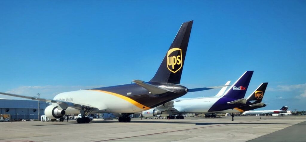 Aviones en el area de carga de la terminal de Las Americas Jose Francisco Peña Gomez, diferentes compañias trasportaron durate el 2025, mas de 111 mil toneladas métricas de cargas. 
