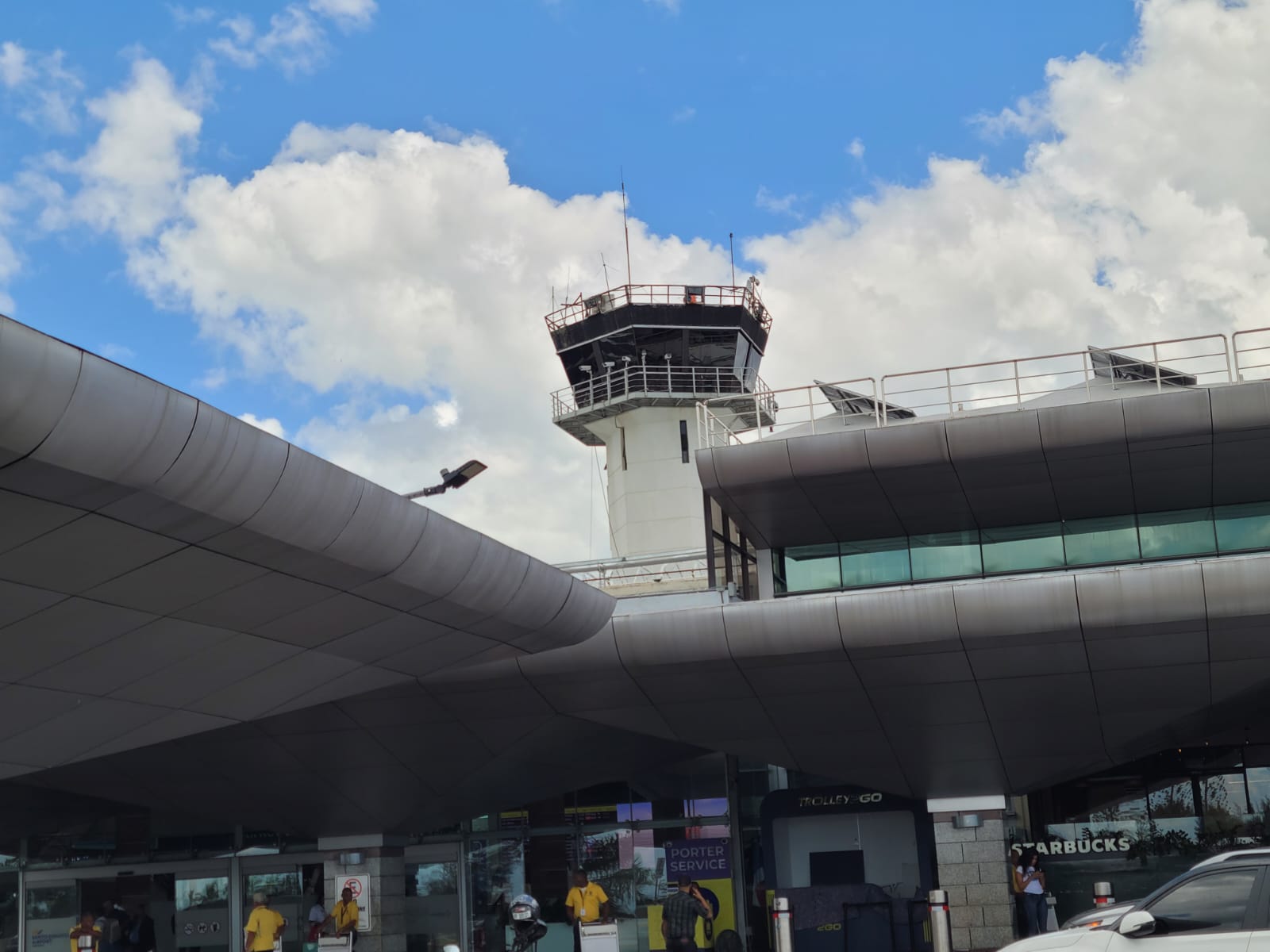 La Semana Santa activa el movimiento de pasjeros de entrada y salida por el AILA