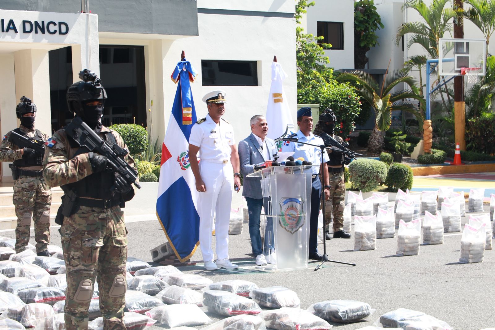 Autoridades dominicanas detuvieron dos lanchas cargadas con más de mil doscientos paquetes de cocaína y marihuana