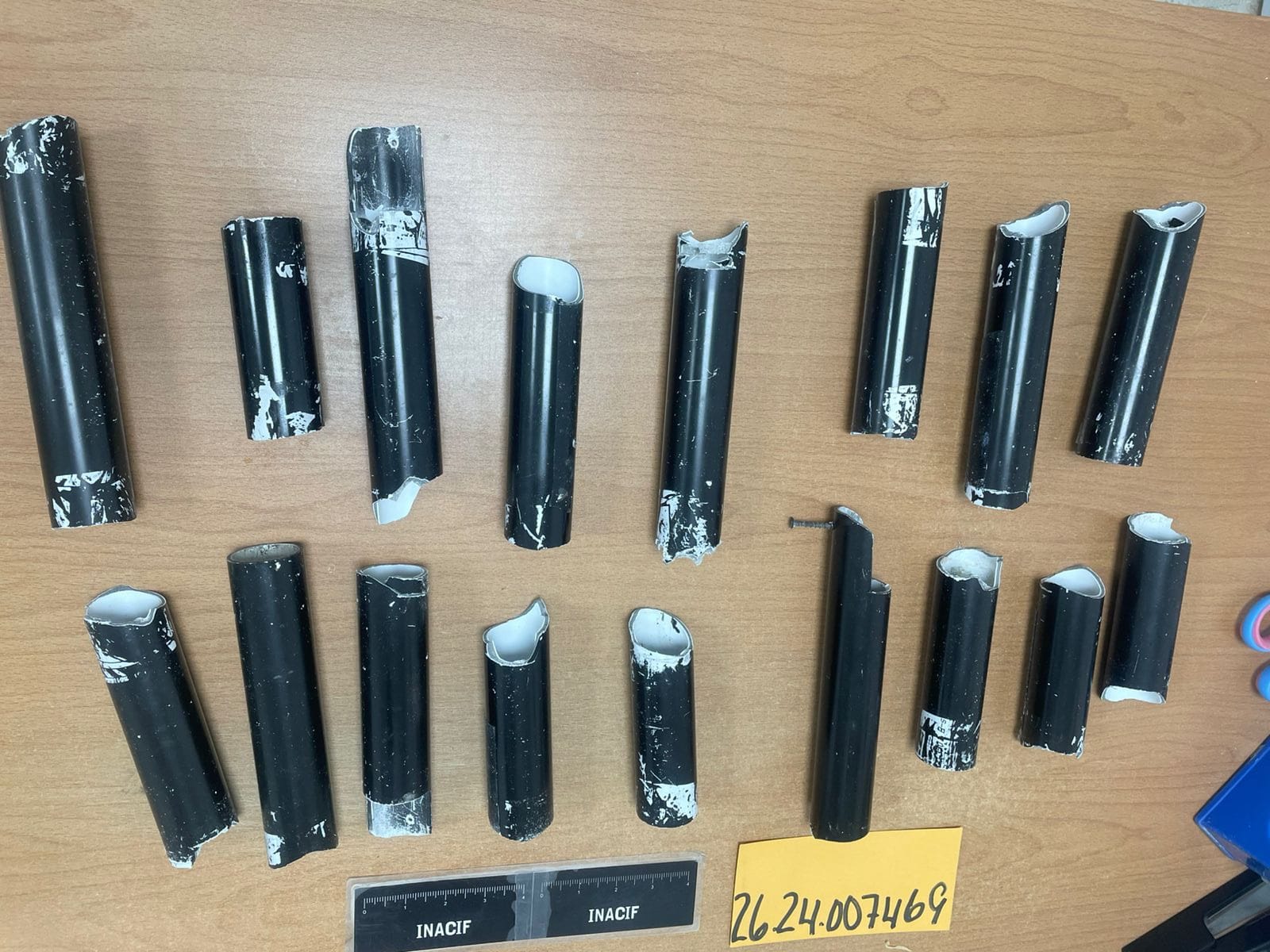 Apresan en aeropuerto española que relleno soporte de maleta de cocaína