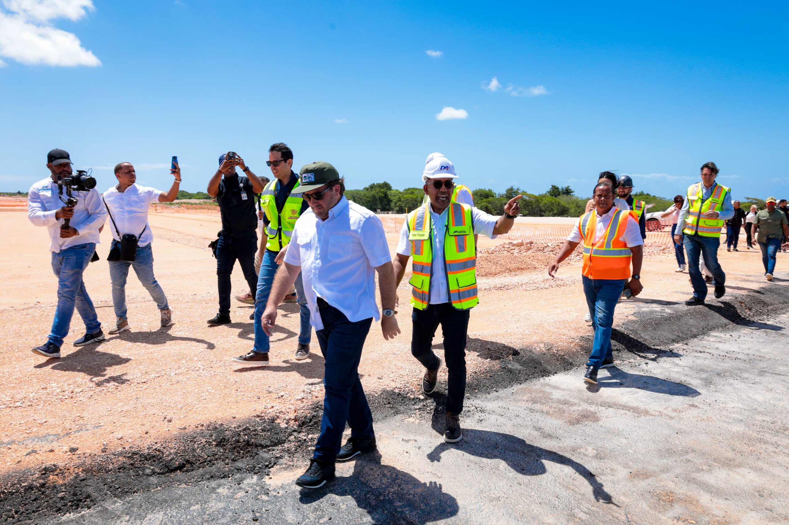 Aeropuerto Cabo Rojo será inaugurado en febrero; autoridades supervisan los trabajos