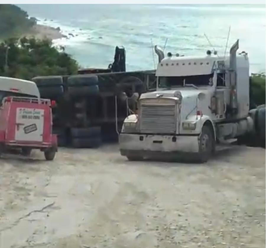 Tránsito varado de Barahona a Pedernales por volcadura de patana en El Derrumbao
