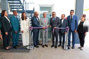 El director ejecutivo del DA, Víctor Pichardo, y contralor general, Geraldo Espinosa Pérez, y funcionarios de ambas instituciones, durante el corte de cinta que dejó inaugurada la UAI.
