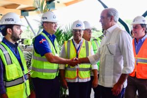 El presidente de la República, Luis Abinader, saluda al general de brigada Manuel Abad García Lithgow, director ejecutivo del Cuerpo Especializado de Seguridad Aeroportuaria y de la Aviacion Civil, CESAC.